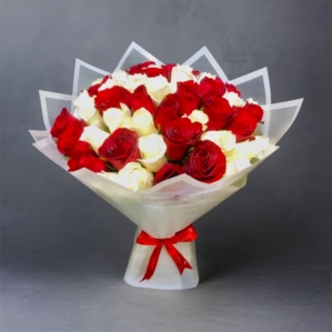 48 Red and White Rose Handbouquet